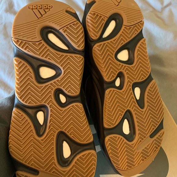 BRAND NEW YEEZY BOOST 700 - sz 9 - Picture 4 of 4